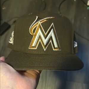 NEW ERA FITTED SIZE 7 5/8 Miami marlins Irish cream